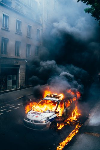 Plusieurs milliers de policiers ont manifesté mercredi 18 mai 2016 place de la république. Des manifestants contre les violences policiéres étaient aussi présents mais ont rapidement été évacués par la gendarmerie. Plus tard une voiture de police a été incendiée au niveau du canal saint martin